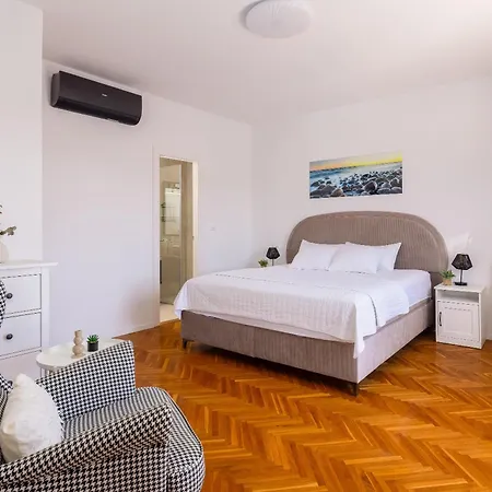 Elena Apartment *